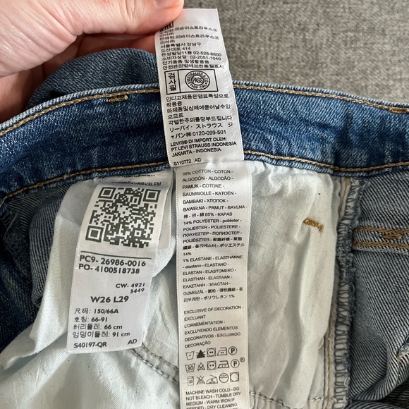 Levi’s High Waisted Mom Jean, Size 26 - Picture 7 of 9